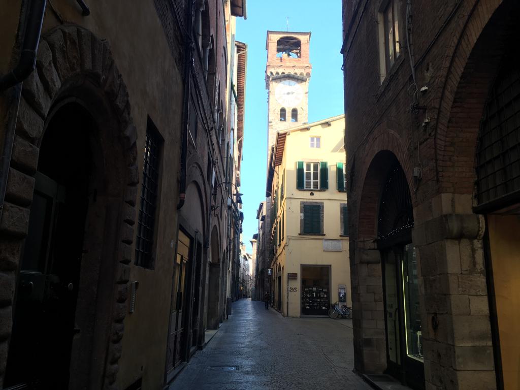 una strada di Lucca deserta